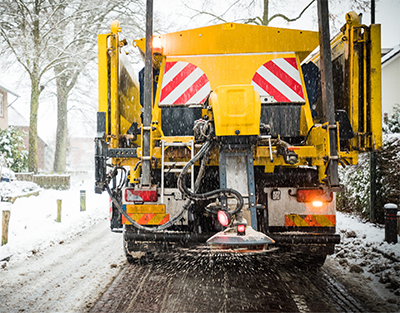 Saler les routes en hiver : Entre nécessité et responsabilité partagée